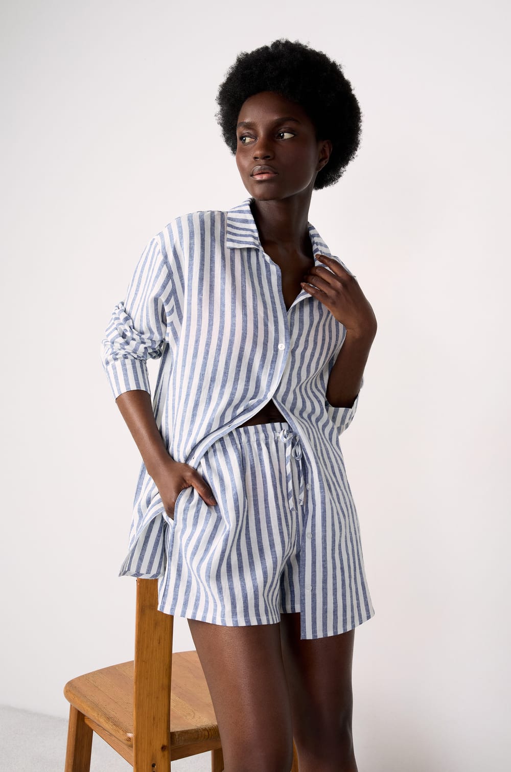 Pantalón corto de lino con lazada;${refinementColor}