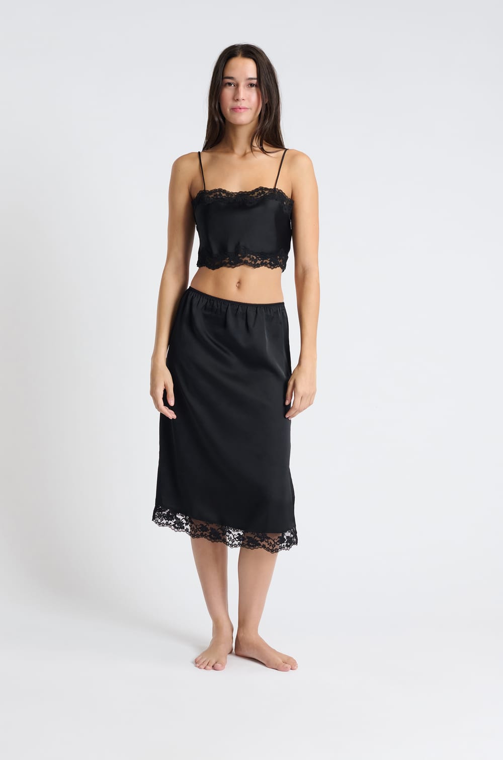 Top court satiné détails dentelle;${refinementColor}