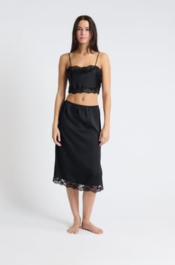 Top court satiné détails dentelle;${refinementColor}