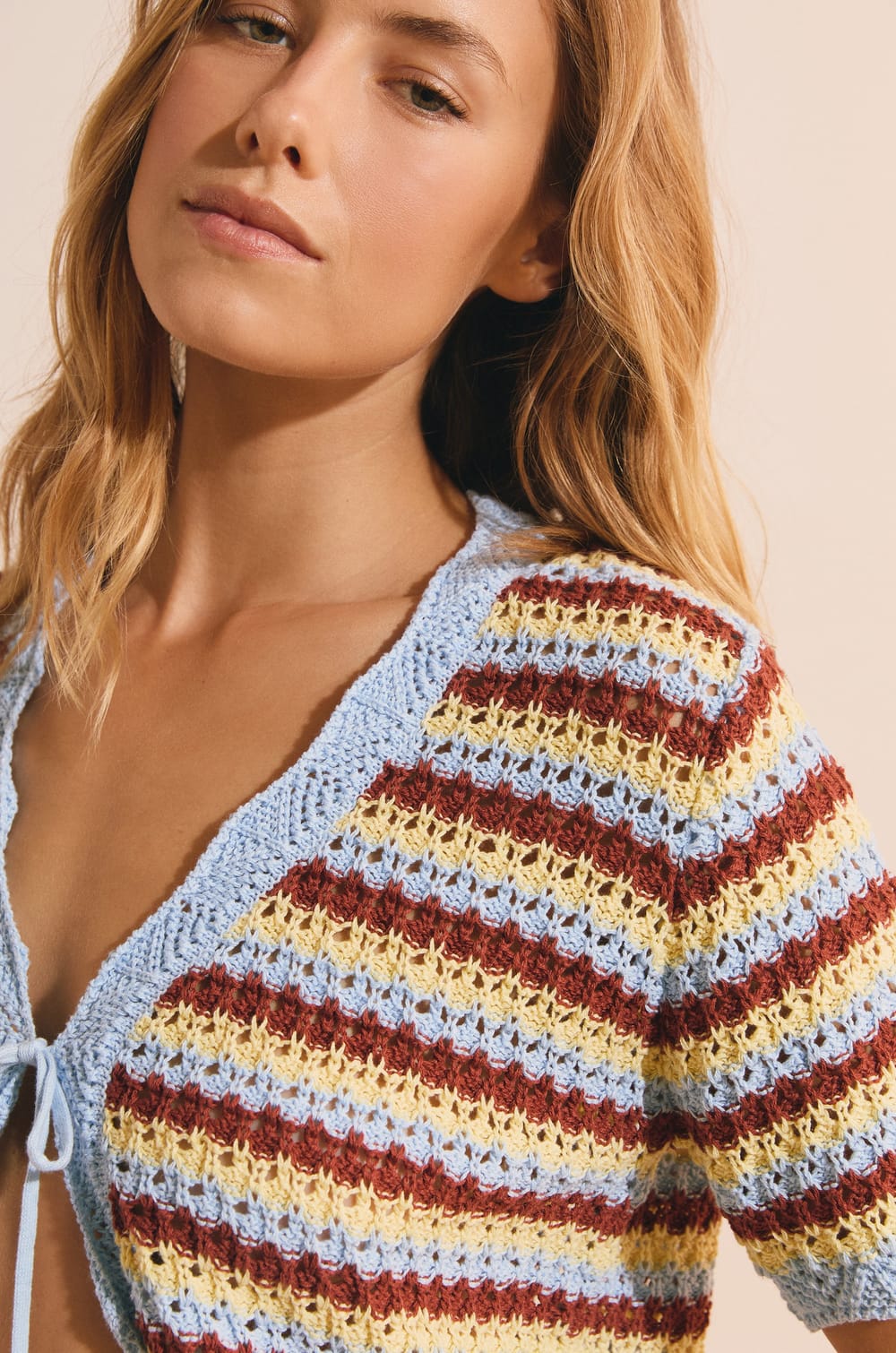 Cardigan manches courtes ouvert sur le devant;${refinementColor}