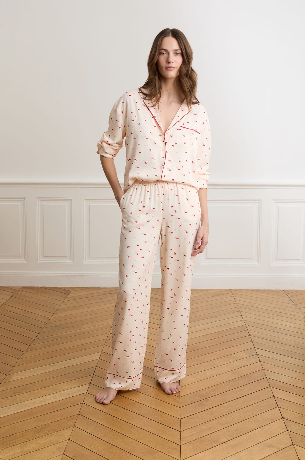 Pantalon de pyjama satin&eacute; &agrave; motifs bisous;${refinementColor}