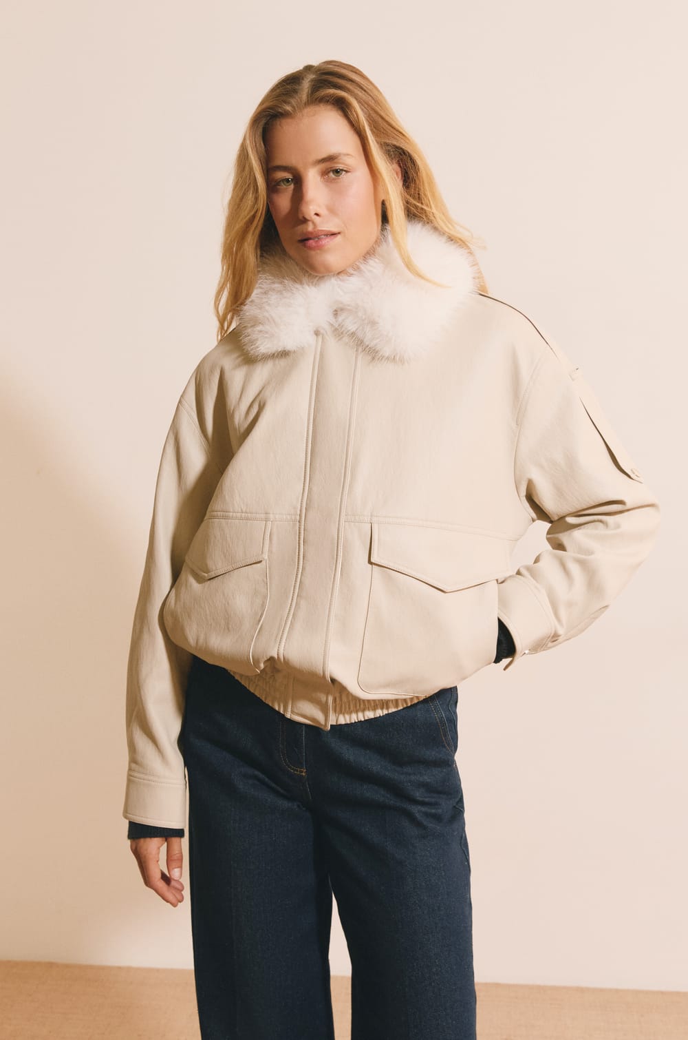 Veste courte en similicuir avec col fausse fourrure;${refinementColor}