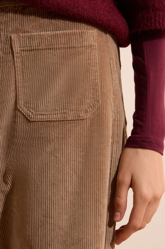 Jean en velours c&ocirc;tel&eacute; avec poche sur le devant;${refinementColor}