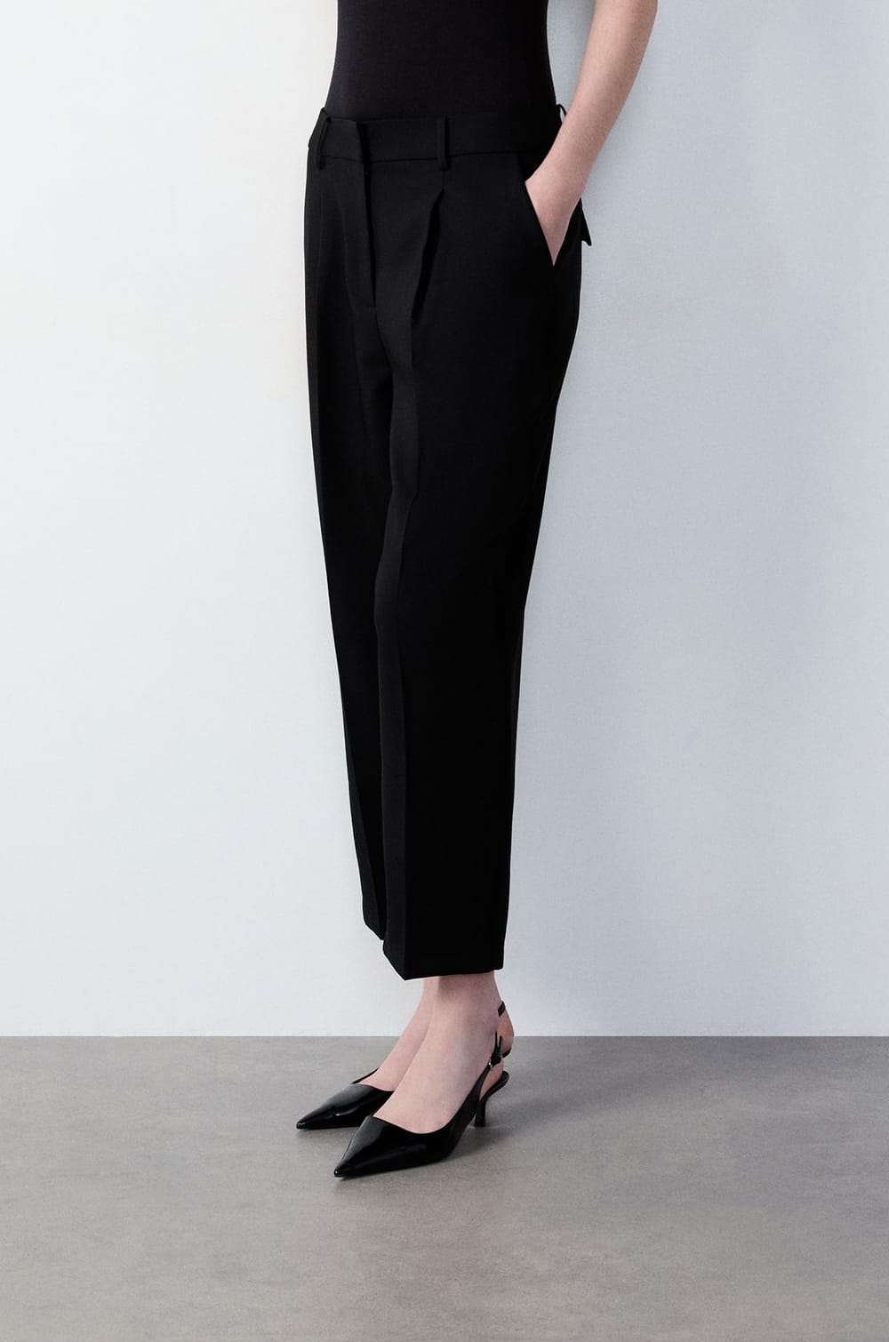 Hose mit geradem Schnitt;${refinementColor}