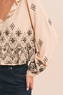 Chemise avec d&eacute;tails en broderie;${refinementColor}