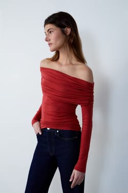 Long-sleeved off-shoulder T-shirt;${refinementColor}
