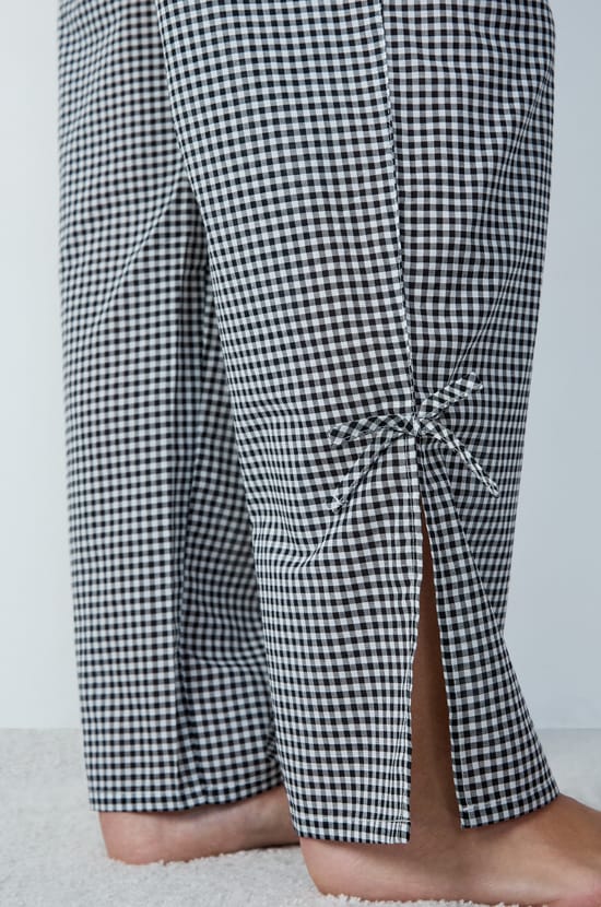 Gerade geschnittene Pyjama-Hose aus Baumwolle mit Karomuster und Schleifendetails;${refinementColor}
