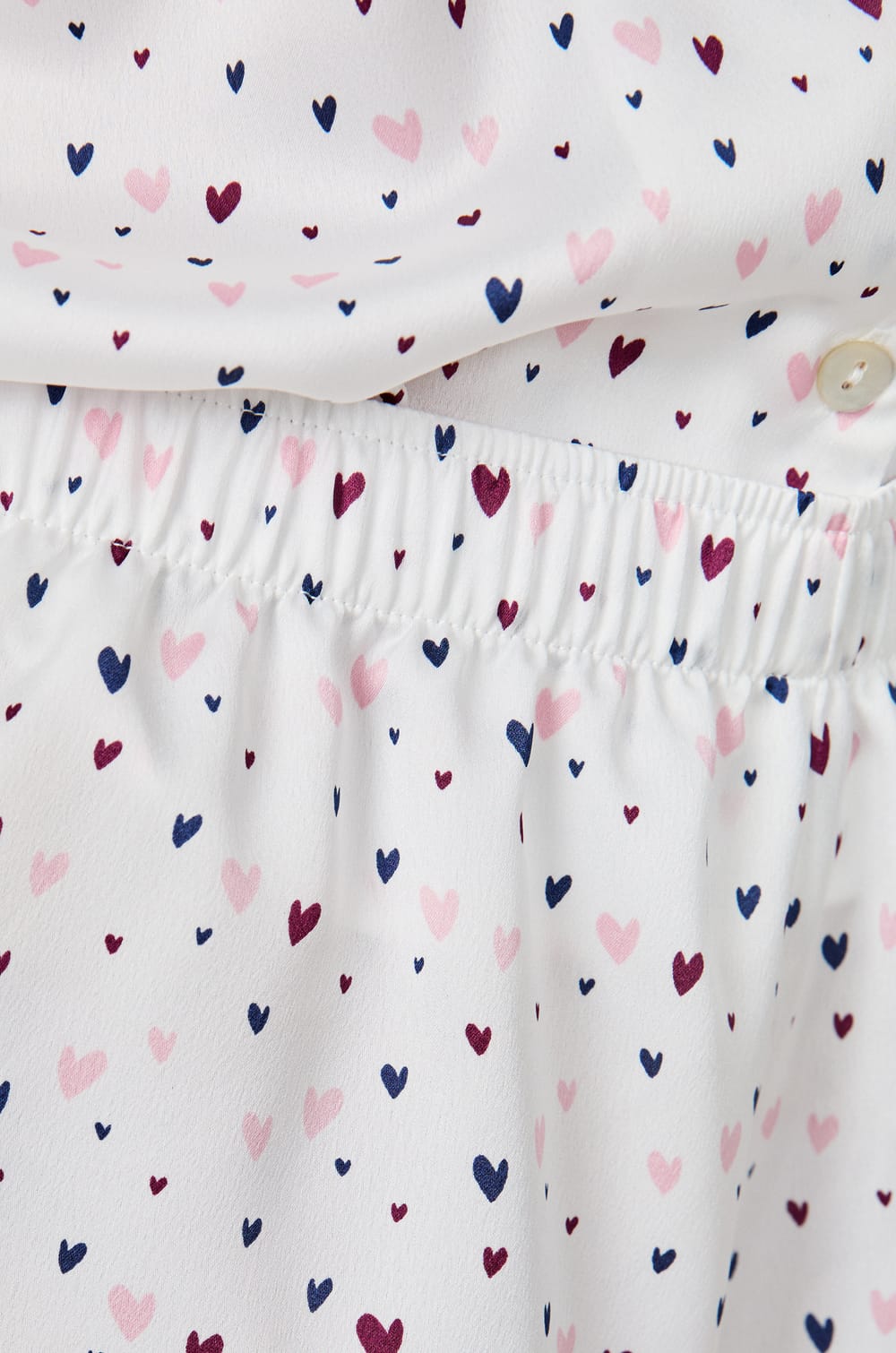 Short de pyjama en satin imprimé cœurs;${refinementColor}