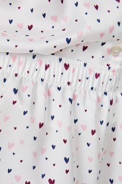 Short de pyjama en satin imprimé cœurs;${refinementColor}