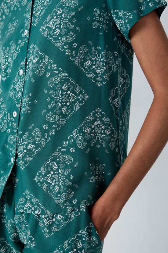 Short-sleeved patterned pyjama shirt;${refinementColor}