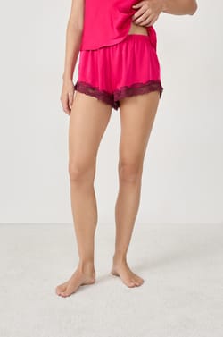 Short en dentelle;${refinementColor}