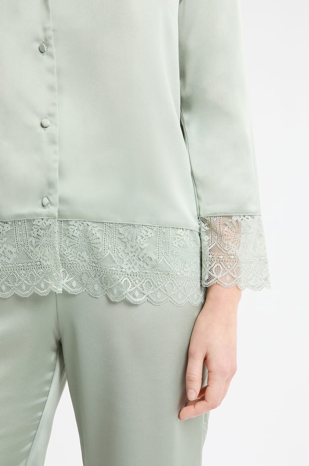 Chemise de pyjama satin&eacute;e avec d&eacute;tails dentelle;${refinementColor}