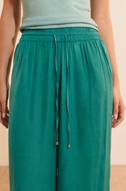 Pantalon de pyjama satin&eacute; coupe large;${refinementColor}