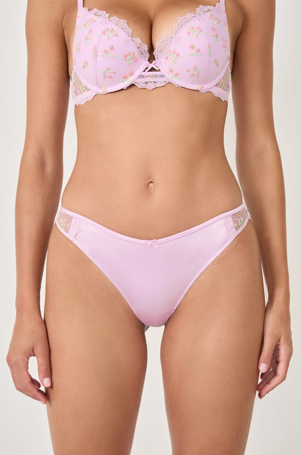Panty con detalles bordados;${refinementColor}