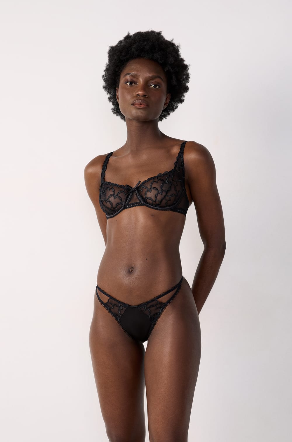  Tanga bordado corazón;${refinementColor}