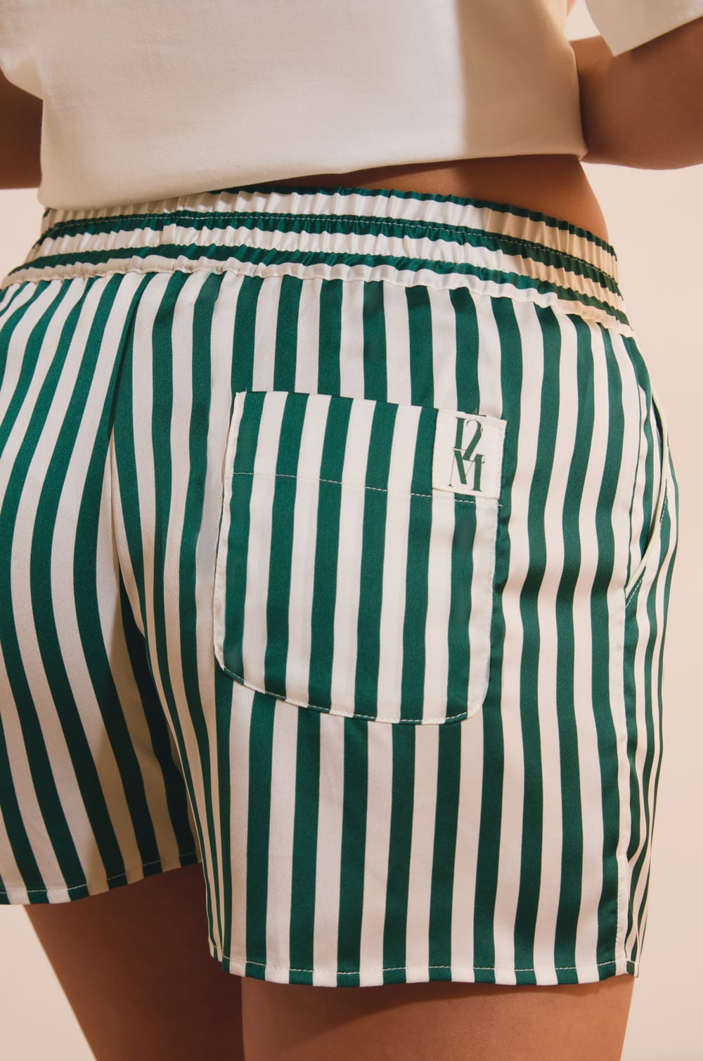 Short satin&eacute; &agrave; rayures;${refinementColor}
