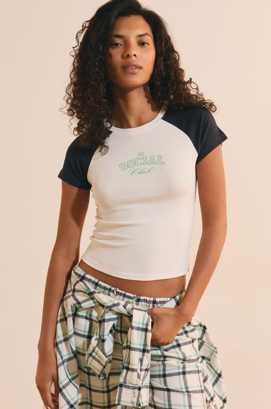 Katoenen T-shirt met &ldquo;the social club&rdquo; print;${refinementColor}