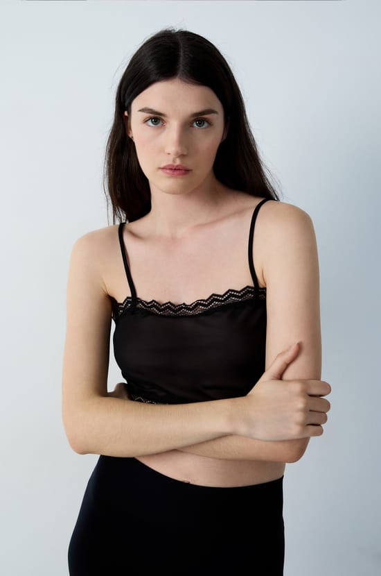 Krótki półprzezroczysty top;${refinementColor}