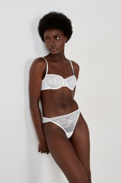 Tanga en dentelle;${refinementColor}
