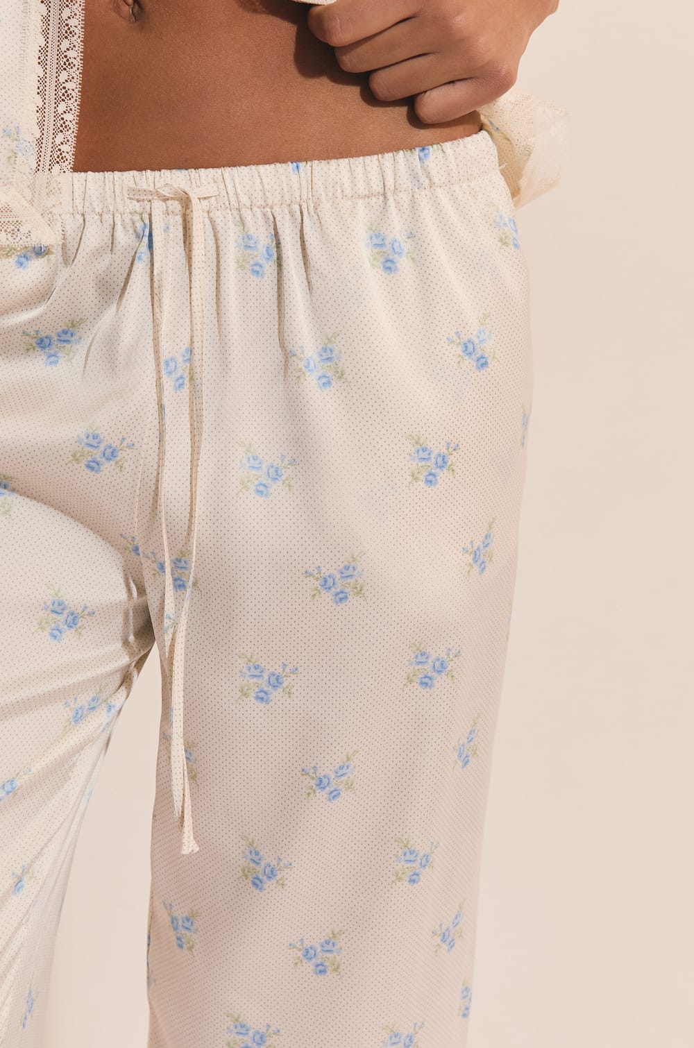 Pantalon de pyjama satin&eacute; &agrave; motifs fleuris;${refinementColor}