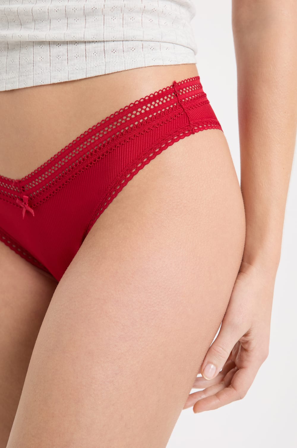 Tanga V-shape en microfibre et dentelle;${refinementColor}