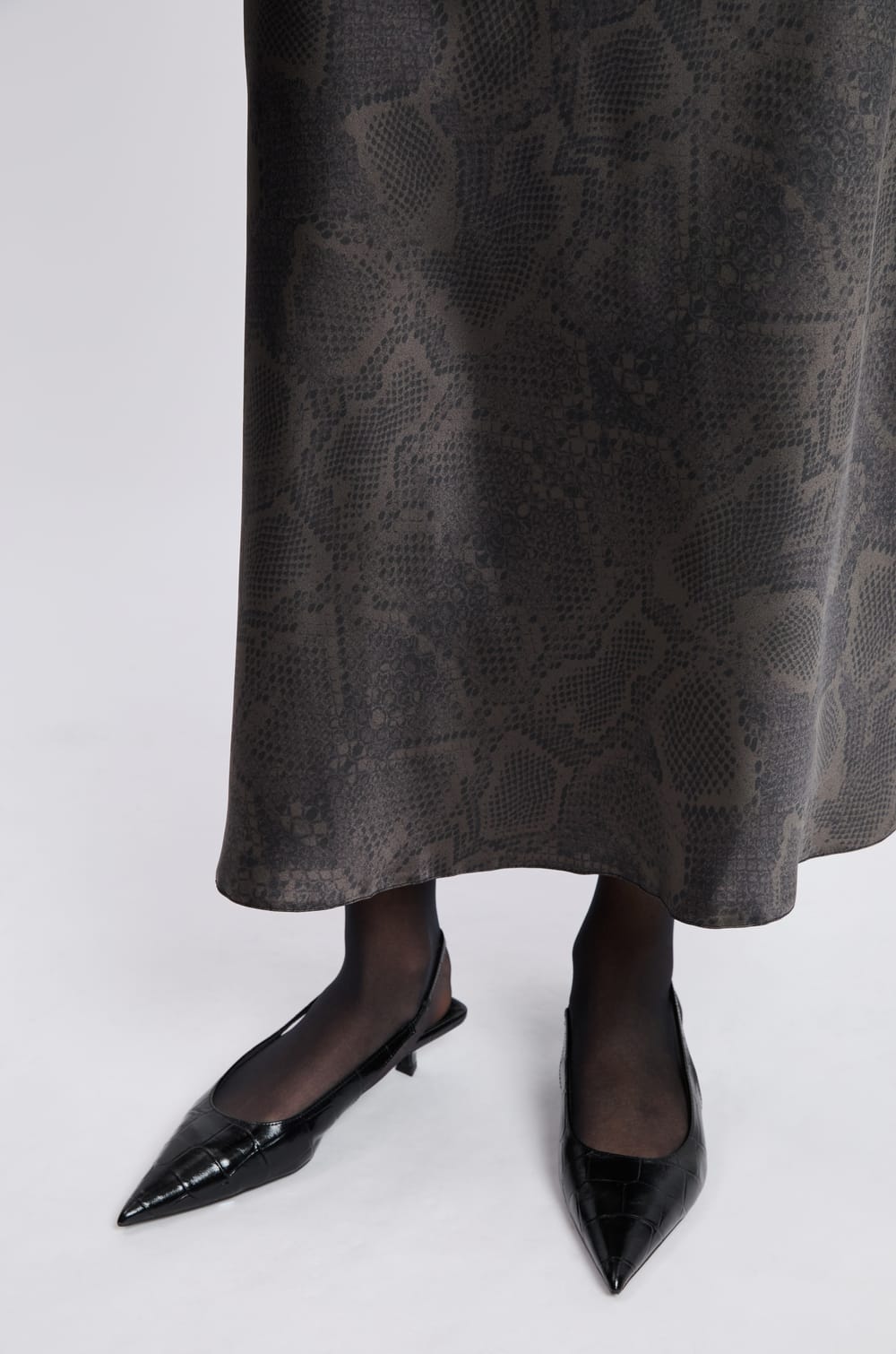 Falda larga satinada con estampado de serpiente;${refinementColor}