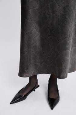 Falda larga satinada con estampado de serpiente;${refinementColor}