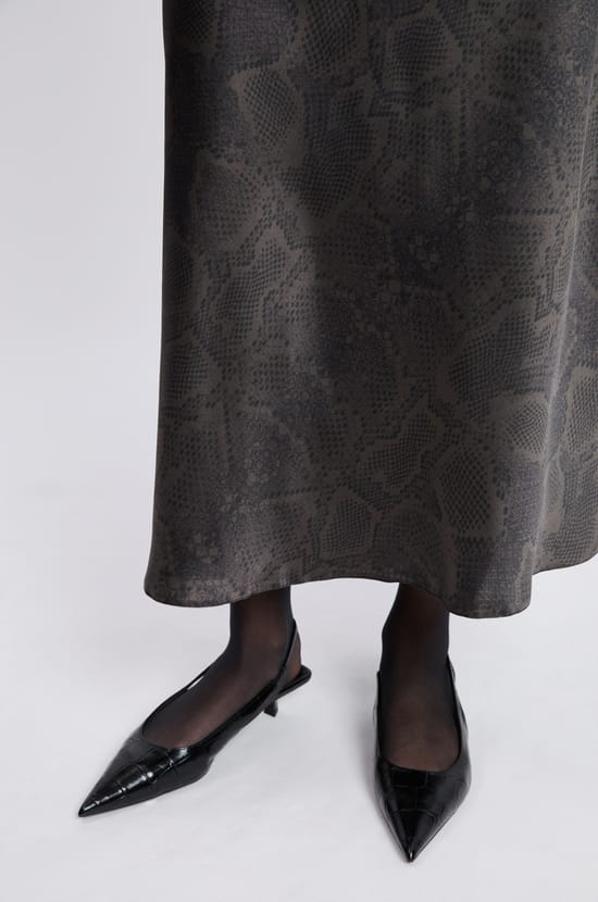 Jupe longue effet satin&eacute; &agrave; imprim&eacute; serpent;${refinementColor}