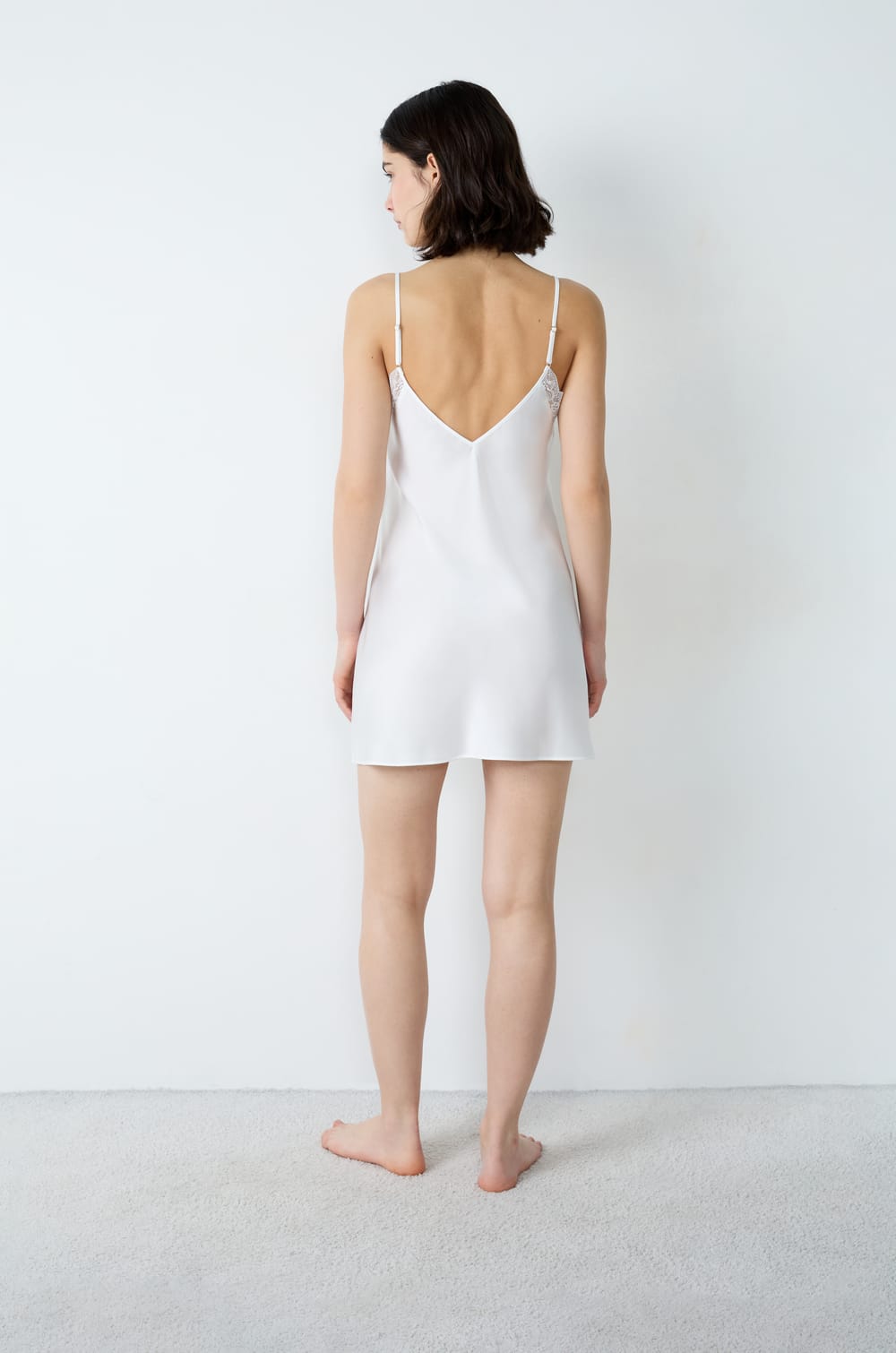 Nuisette courte satinée détails dentelle;${refinementColor}