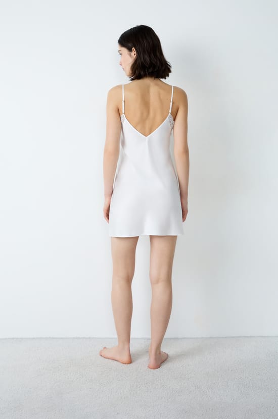 Nuisette courte satinée détails dentelle;${refinementColor}