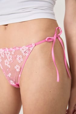 Tanga de lazos de tul bordado;${refinementColor}