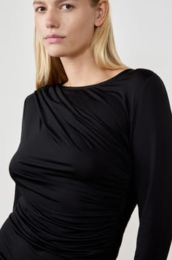 Robe courte drapée;${refinementColor}