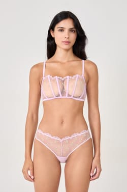 Panty tipo hipster con detalles bordados;${refinementColor}
