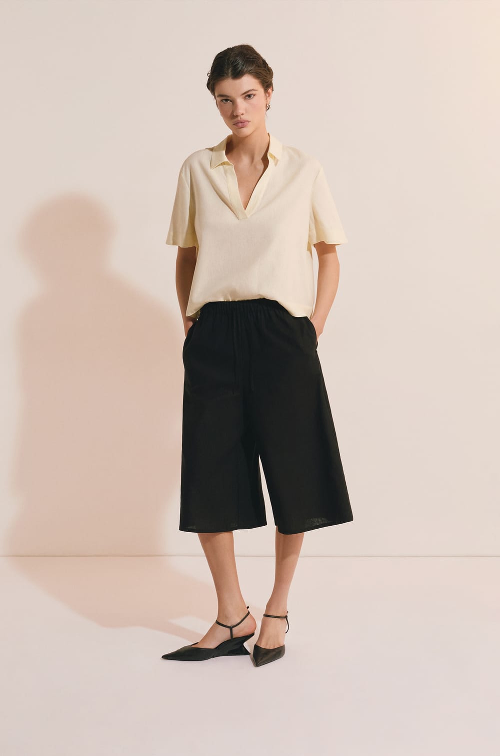 Blouse &agrave; manches courtes avec lin;${refinementColor}