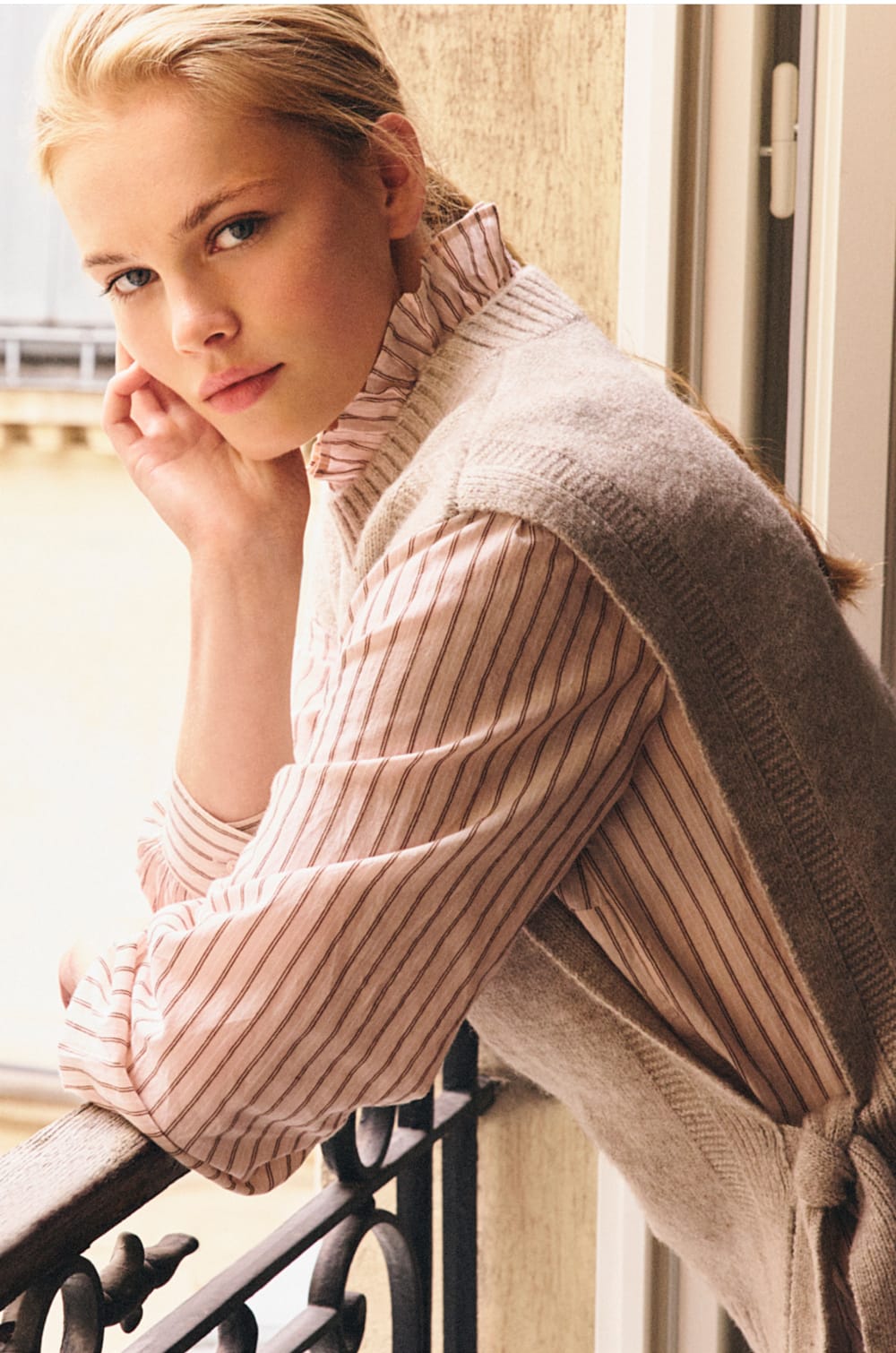 Sleeveless Sweater;${refinementColor}