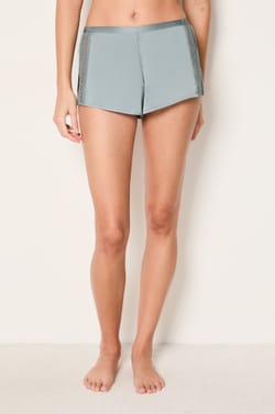 Pantal&oacute;n corto de pijama de sat&eacute;n con detalles de encaje;${refinementColor}