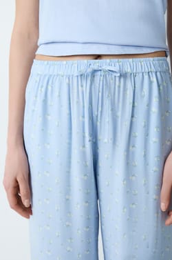 Spodnie od piżamy w kwiatowy wzór;${refinementColor}