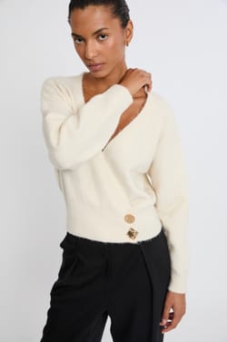 Pull col V avec boutons dorés;${refinementColor}
