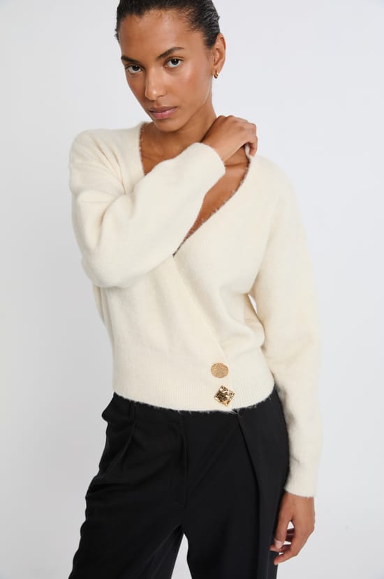Pull col V avec boutons dorés;${refinementColor}