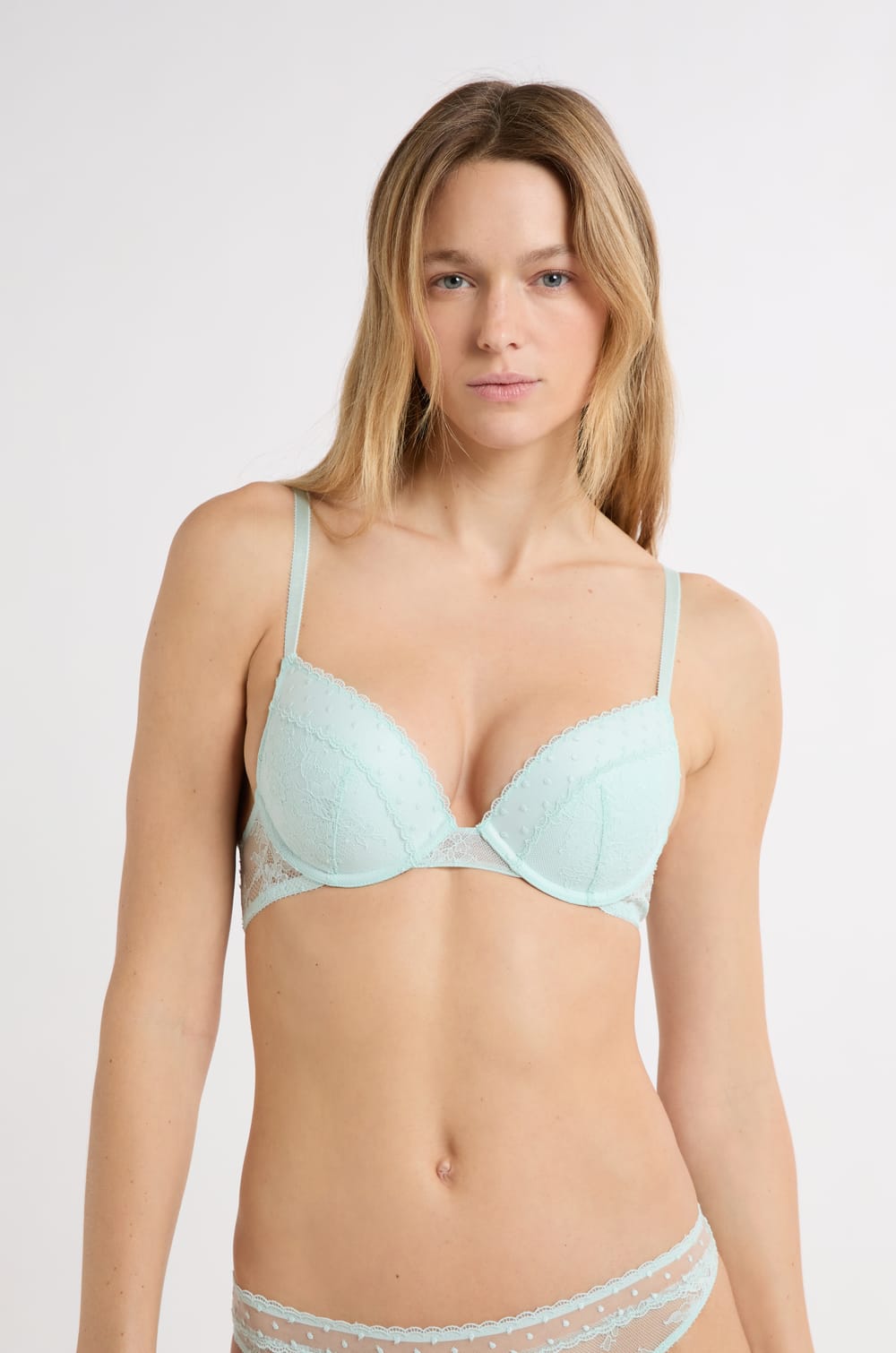 Soutien-gorge N.2 - Le push-up plongeant avec broderie;${refinementColor}
