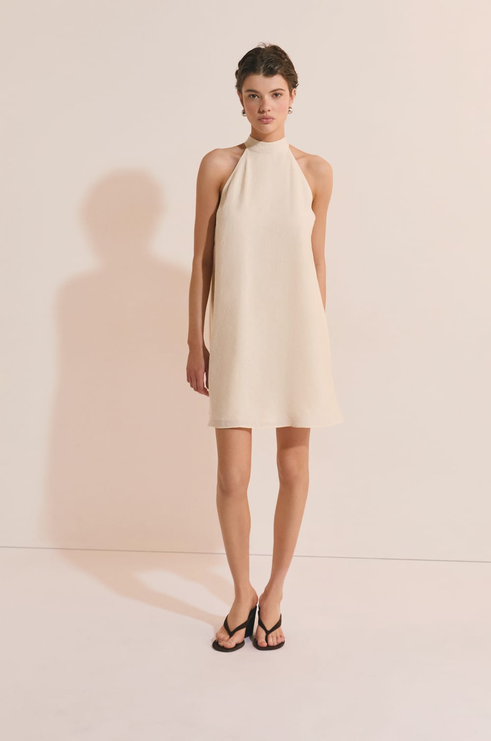 Robe courte sans manches;${refinementColor}