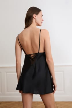 Nuisette en satin avec d&eacute;tails lac&eacute;s;${refinementColor}