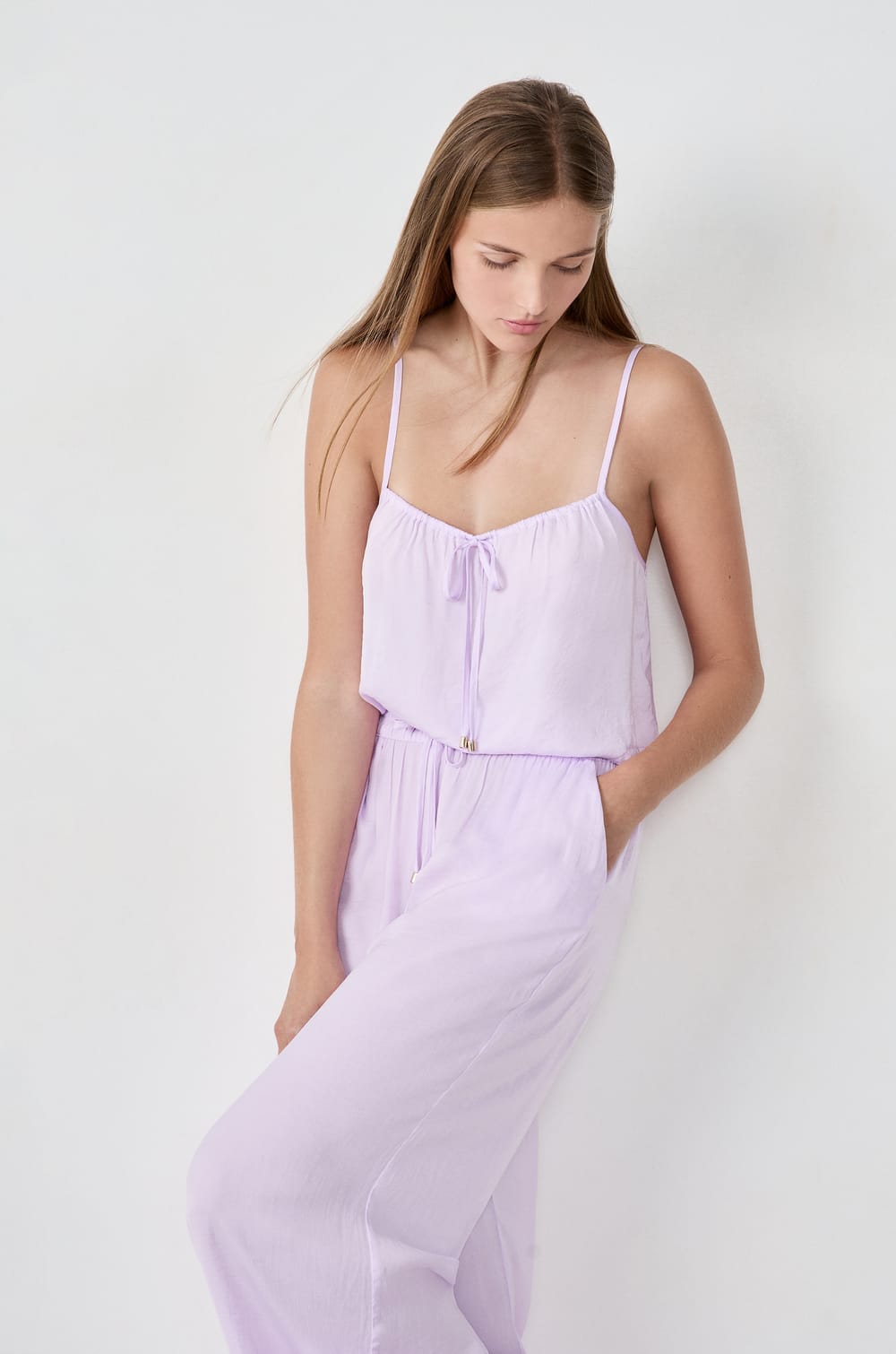 Top satinado con tirantes;${refinementColor}