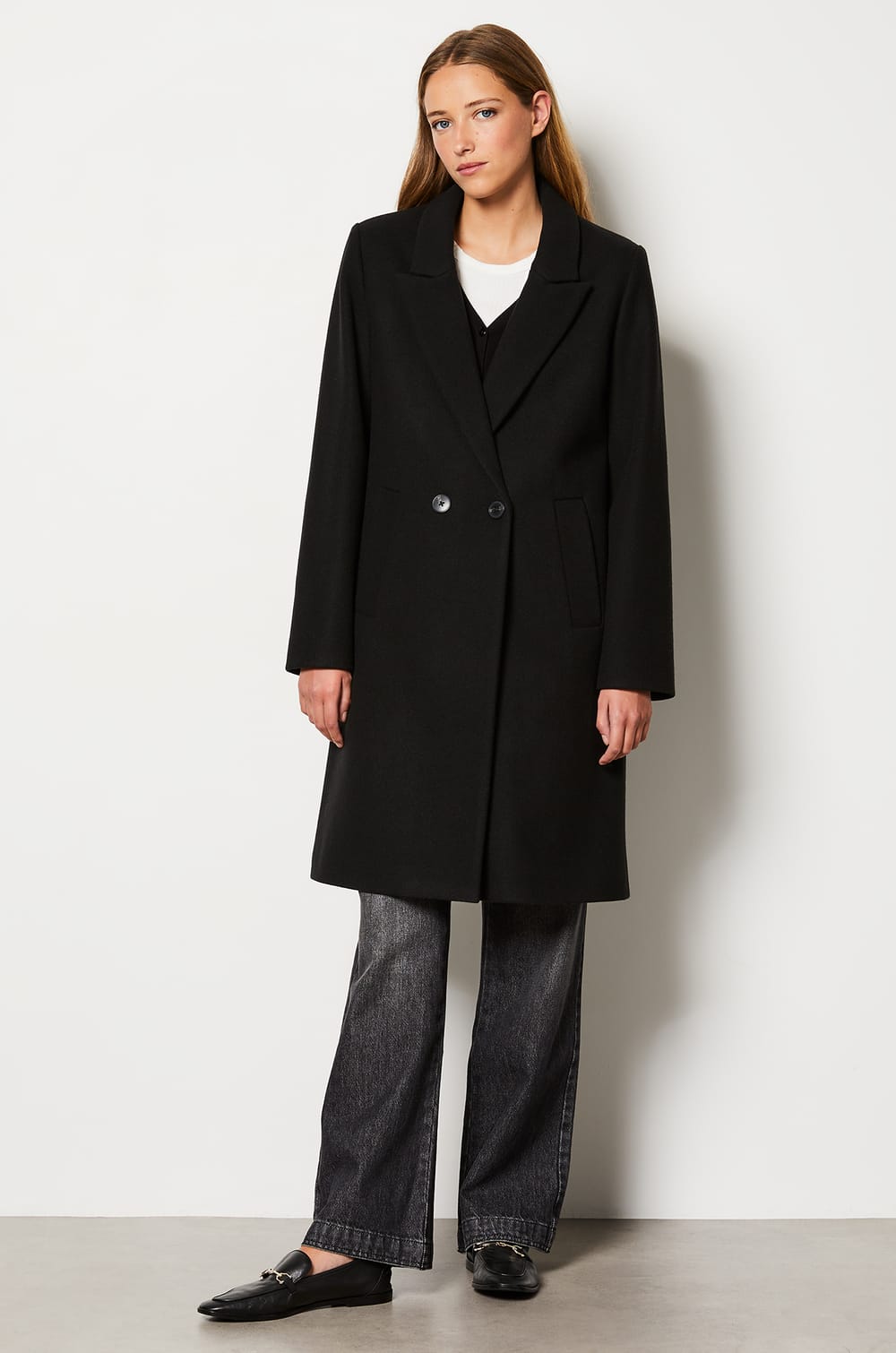 Long buttoned coat with wool;${refinementColor}