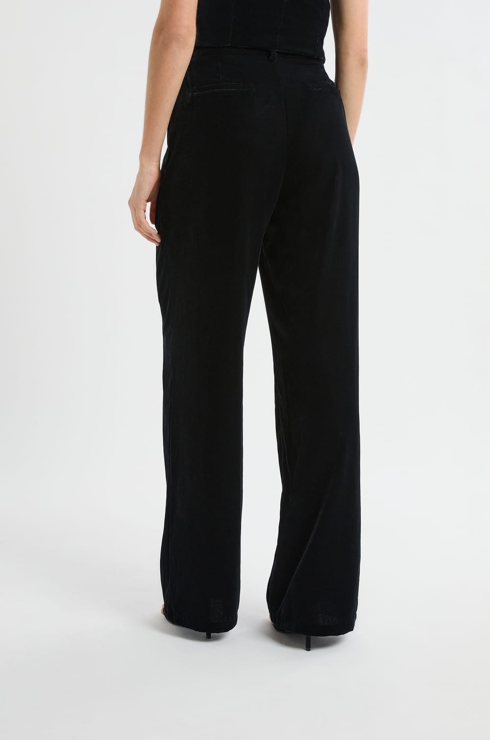 Pantalón corte ancho;${refinementColor}