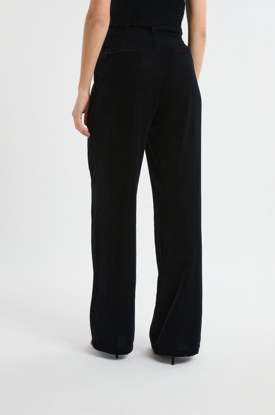 Pantalón corte ancho;${refinementColor}