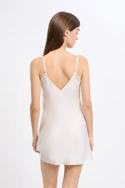 Nuisette satinée avec détails dentelle;${refinementColor}