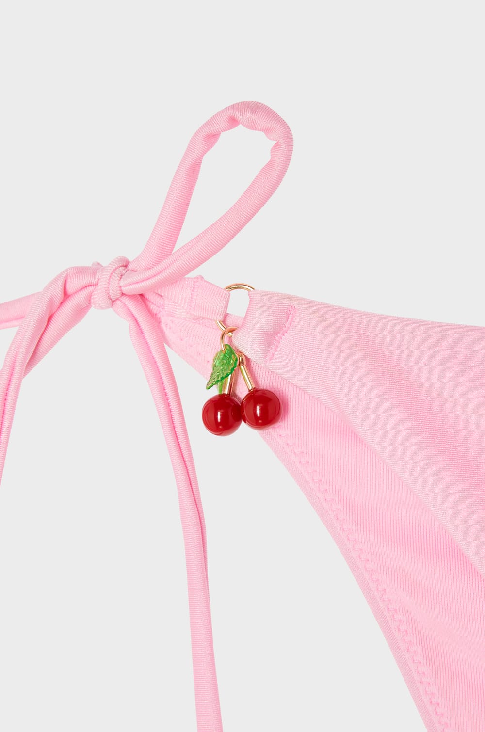 Braga de bikini satinada con lazada y charm;${refinementColor}