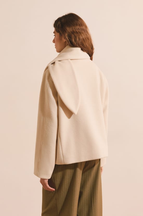 Manteau court avec &eacute;charpe int&eacute;gr&eacute;e et laine;${refinementColor}