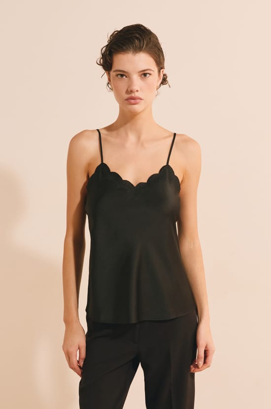 Caraco satin&eacute; avec d&eacute;tails en broderie;${refinementColor}